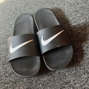NIKE SLIDES